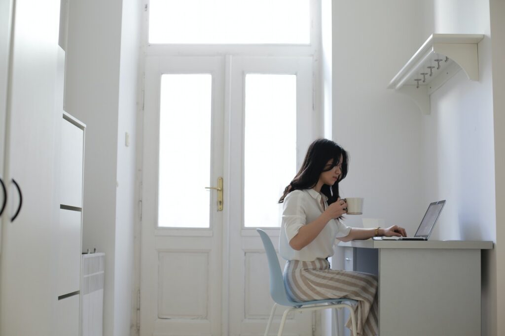 woman drinking coffe