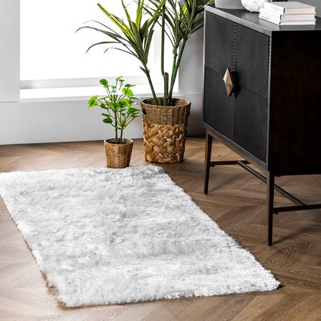 Shag rug for the yellow theme room